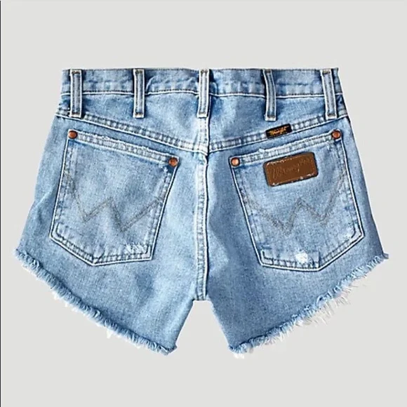 Wrangler Women’s Reworked Short in Light Stone - Picture 3 of 3